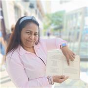 Una maestra dedicada y comprensiva en el proceso de aprendizaje de cada estudiante, preescolar, Primaria